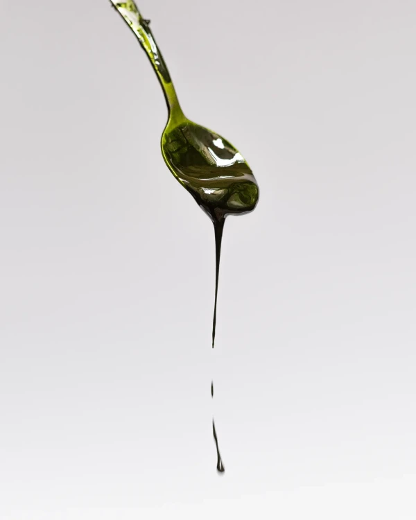 lejacy-sie-olej-matcha-na-lyzce.webp