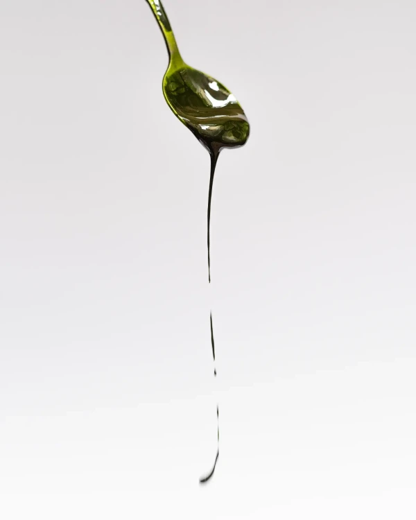 lejacy-sie-olej-matcha-na-lyzce-z-wysokosci.webp